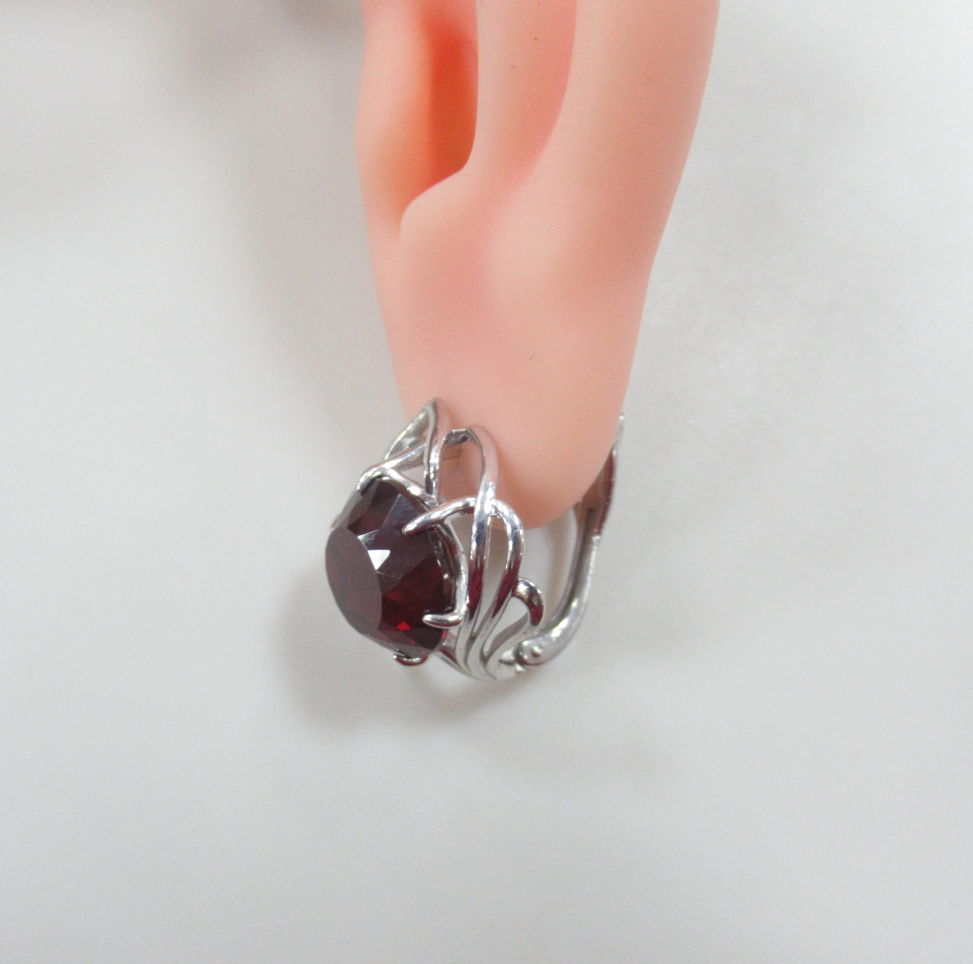 Серебряные серьги 925 пробы; вставки 2 Гранат s;